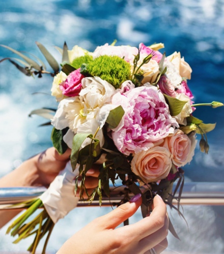 Charter Discovery Glassbottom Yacht to live your special moment!